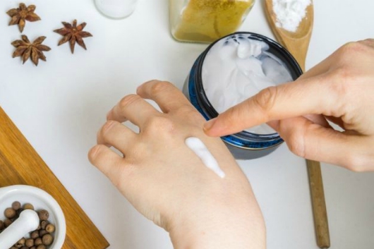 Cách làm dưỡng Ẩm tại nhà hiệu quả và an toàn